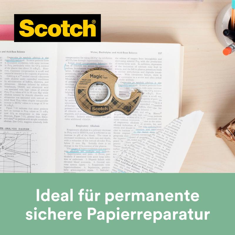 Een rol Scotch® Magic™ plakband (19 mm x 20 m) met 66% plantaardige lijm en dispenser van gerecycled materiaal ligt op een gemarkeerd leerboek. Ideaal voor permanente, veilige papierreparatie. Merk: 3M Deutschland GmbH.