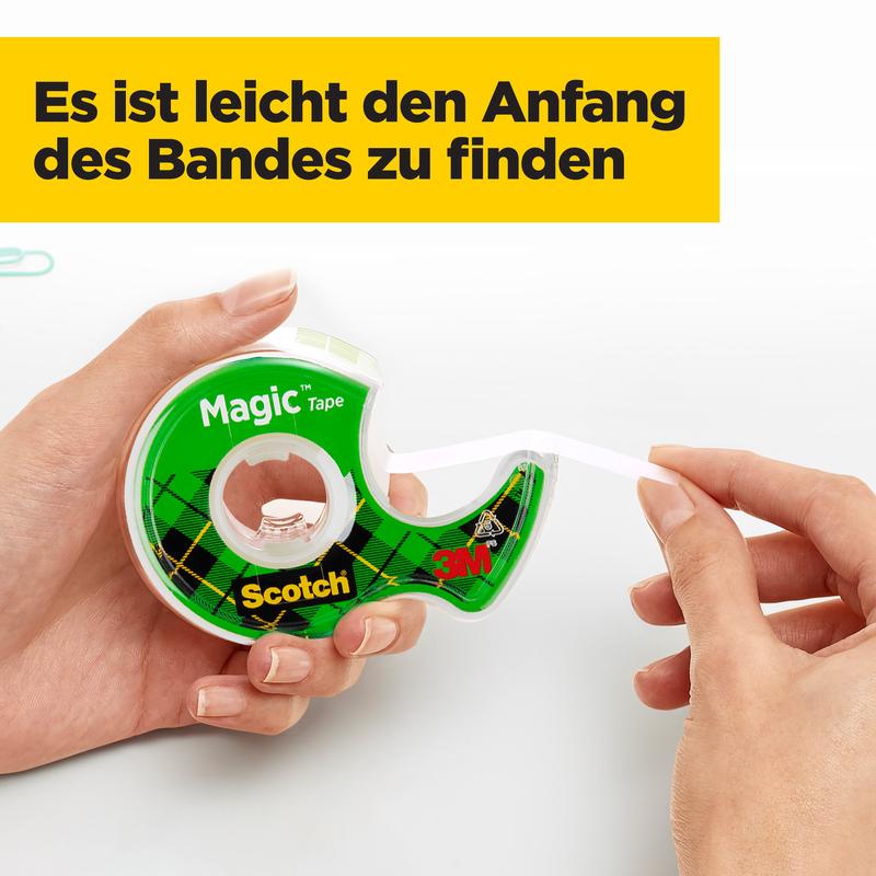 Een hand houdt de Scotch® Magic™ Onzichtbare Plakband handdispenser van 3M Deutschland GmbH vast, terwijl de andere de tape afrolt. In het Duits staat: "Het is gemakkelijk om het begin van de tape te vinden." Bevat 2 rollen (19 mm x 7,5 m) + 1 gratis dispenser.