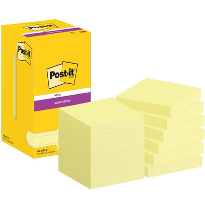 Een gele doos met de opdruk "Post-it® Super Sticky Notes, 76 mm x 76 mm, 90 vel/blok" van 3M Deutschland GmbH wordt naast meerdere stapels gele vierkante kleefnotitieblokken in twee groepen getoond.