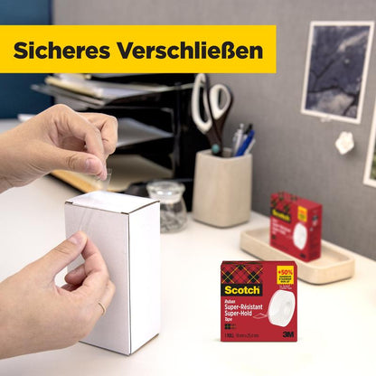 Een persoon sluit een wit pakket op tafel met Scotch® Super-Hold Secure Tape, 1 rol, 19 mm x 25,4 m van 3M Deutschland GmbH. Op de achtergrond zijn kantoorbenodigdheden en de verpakking van de transparante plakband te zien.