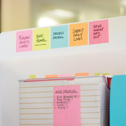Een reeks kleurrijke 3M Post-it® plaknotities kubus, Ultra-kleuren, 76x76 mm, vermeldt taken zoals "Toegangspas vernieuwen" en "Factuurinfo versturen" op een scheidingsblad. Daaronder zijn ordners met tabbladen zichtbaar. Een verpakking bevat 450 PEFC-gecertificeerde vellen per blok.