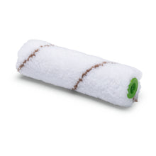 Eine Nölle Profi Brush Microfaser Kleinflächenwalze 10 cm, 9 mm Florhöhe von Nölle Profi Brush Bürsten- & Pinseltechnik e.K., ideal für die Kleinflächenmalerei, mit zwei braunen Streifen und grünem Ende, auf weißem Grund.