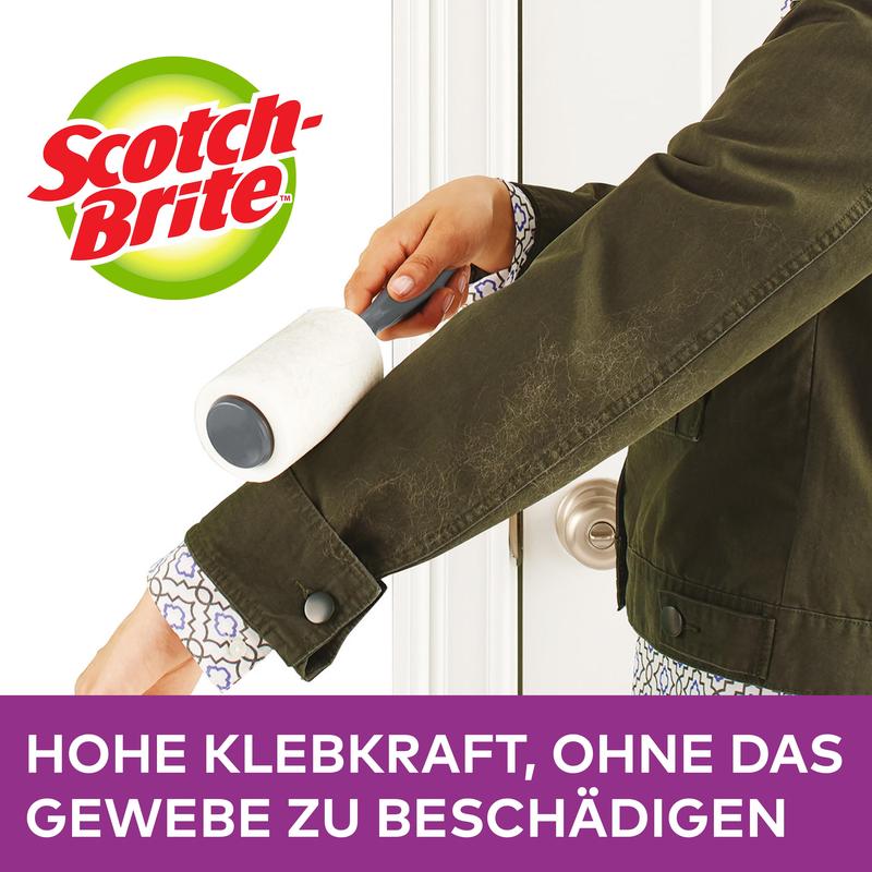 Een persoon gebruikt de Scotch-Brite™ Everyday Clean vervangende pluisroller (30 vellen, 1 stuk) van 3M Deutschland GmbH op de mouw van een donkergroene jas. Onder staat: "Hoge kleefkracht, zonder de stof te beschadigen.