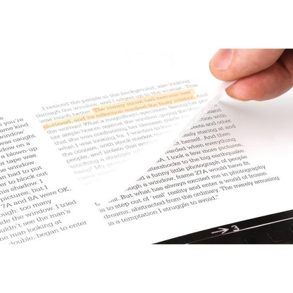 Een hand tilt een Post-it® Transparante Notitie (73x73 mm, 36 vellen/blok) van 3M Deutschland GmbH van de gedrukte tekst af. Het oranje midden benadrukt de geselecteerde regels eronder.