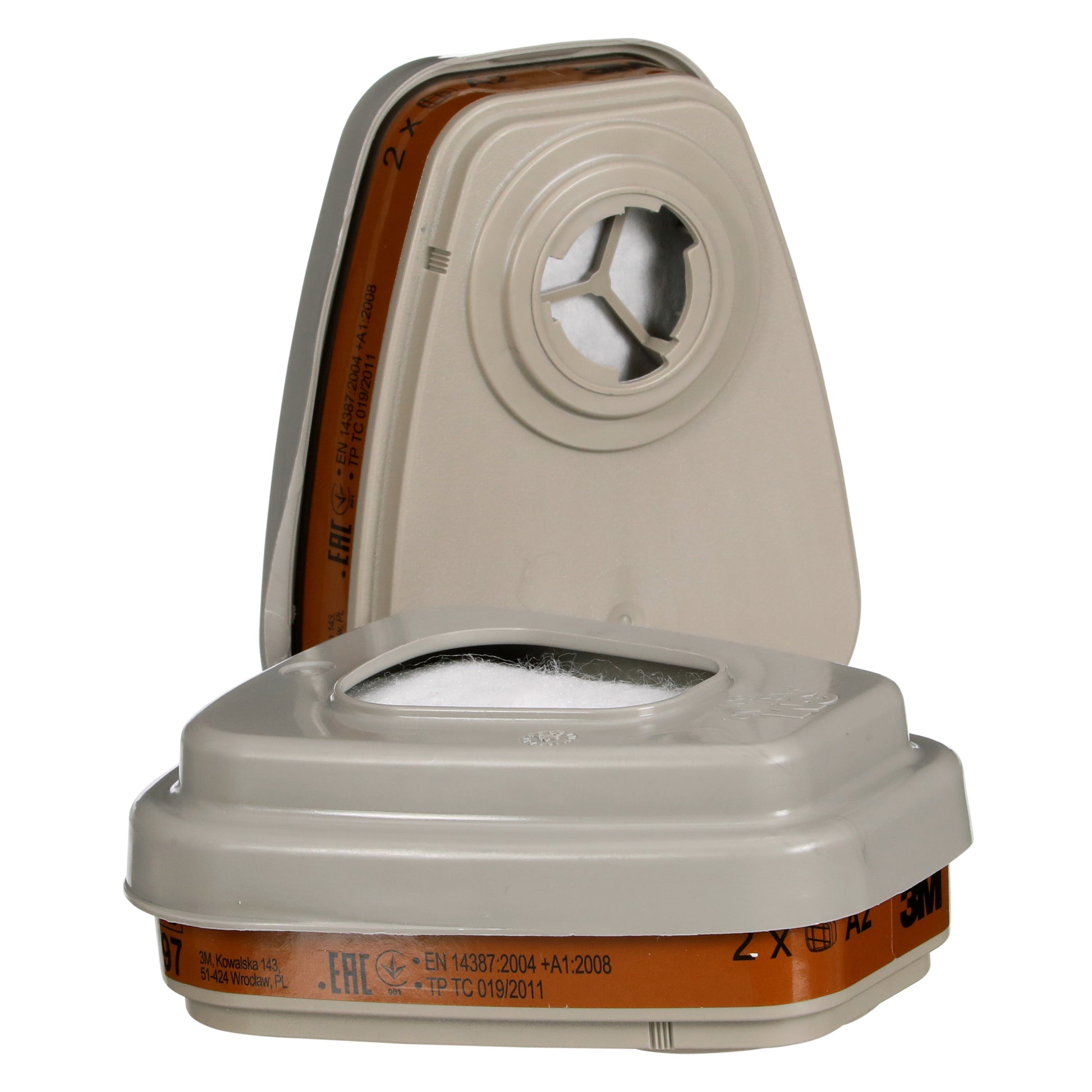 Zwei rechteckige, beigefarbene 3M™ Filtersatz 6002-1 A2P2 organische Dämpfe Kartuschen (2x6055, 2x5925, 2x501) der 3M Deutschland GmbH sind aufrecht und flach mit einer zentralen Öffnung auf weißem Hintergrund abgebildet.