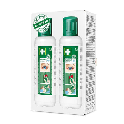 Een witte doos bevat twee 500 ml flessen Cederroth Oogspoeling van Orkla Wound Care AB, elk met een groene dop en een instructie voor oogspoeling. De doos toont een groene "BUFFERED" pH-grafiek - ideaal voor oogongevallen. De verpakking bevat 2 stuks.