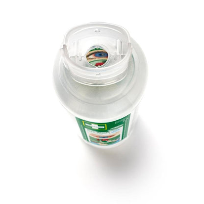 Close-up van een fles Cederroth Oogspoeling 2 x 500 ml (2-pack) van Orkla Wound Care AB van bovenaf, met doorzichtige flip-top dop en groen-wit etiket dat het gebruik bij oogongevallen aangeeft. Een deel van het etiket is zichtbaar door de opening van de dop.