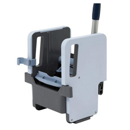 De Vileda Professional Verticale Pers met de afmetingen 23 x 23 x 32 cm, die verkrijgbaar is in een enkele verpakking van Vileda GmbH, is een commerciële dweilemmer-uitwringmachine met handvat. Het grijs-witte ontwerp is gemaakt van duurzaam polypropyleen en is daarom ideaal voor gebruik met de Vileda Professional Verticale Pers. Het wringt dweilen efficiënt uit en heeft sleuven voor het opvangen van overtollig water, terwijl het versterkte handvat zorgt voor duurzaamheid.