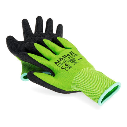 Een paar groene Nölle Profi Brush Soft-Grip Handschoen Prestige Handschoenen van Nölle Profi Brush Borstel- & Penseeltechniek e.K., met zwarte, gestructureerde handpalm, met opdruk op één handschoen, zijn op een witte achtergrond gestapeld.