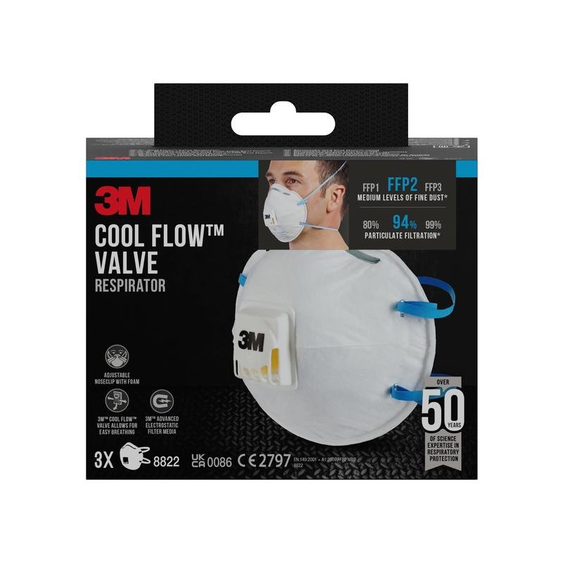 Een doos van het 3M™ Cool Flow™ deeltjesmasker 8822, FFP2, met ventiel van 3M Deutschland GmbH, die een persoon toont die het masker draagt. De verpakking benadrukt de FFP2-bescherming, het Cool Flow-ventiel, 3 maskers per doos en meer dan 50 jaar ervaring.