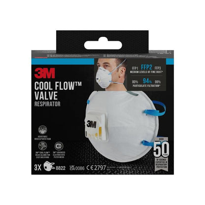 Een doos van het 3M™ Cool Flow™ deeltjesmasker 8822, FFP2, met ventiel van 3M Deutschland GmbH, die een persoon toont die het masker draagt. De verpakking benadrukt de FFP2-bescherming, het Cool Flow-ventiel, 3 maskers per doos en meer dan 50 jaar ervaring.