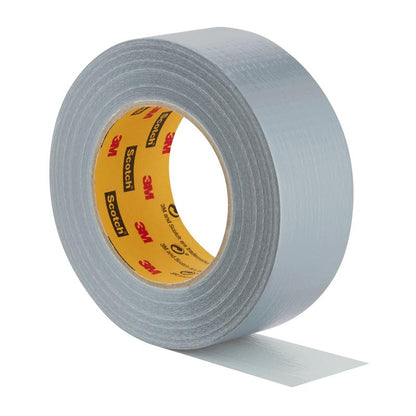 Een rol Scotch® Universele Tape 2904 (50 m x 48 mm) van 3M Deutschland GmbH wordt gedeeltelijk afgerold, waarbij de gele binnenkant met rode en zwarte 3M-branding zichtbaar wordt. Het gestructureerde oppervlak van het tape is afgebeeld op een witte achtergrond.