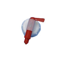 Een close-up van een rode tapkraan voor 20L jerrycans van Diversey Deutschland GmbH & Co. OHG, voor het overgieten in kleinere verpakkingen, bevestigd aan een witte en blauwe container, tegen een witte achtergrond. Verpakking: 1 stuk.