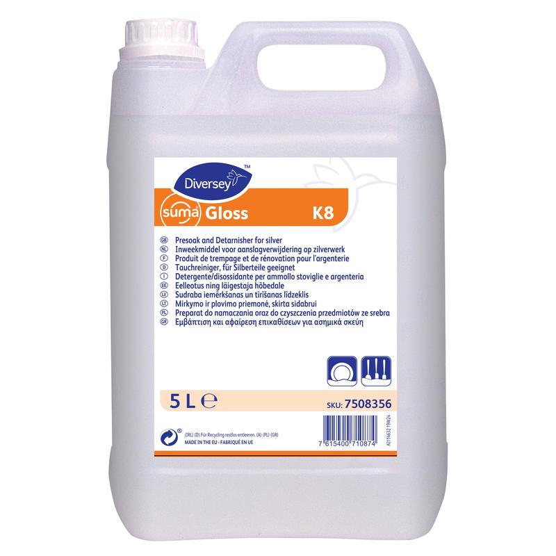 Een 5-liter container van doorzichtig kunststof met handvat, gelabeld met "Diversey Suma Gloss K8", een vloeibare bestekdompelreiniger geschikt voor zilverstukken van Diversey Deutschland GmbH & Co. OHG, met meertalige informatie en een barcode.