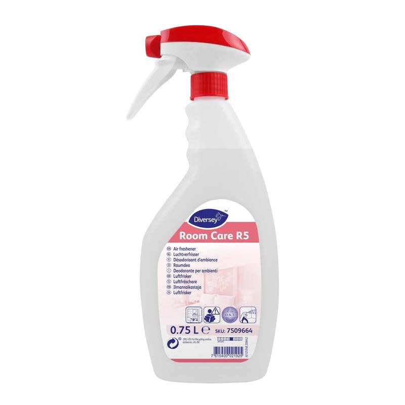 Een witte 750 ml kunststof spuitfles met het opschrift "Room Care R5, Ruimtedeco" van Diversey Deutschland GmbH & Co. OHG biedt geurneutralisatie, met meertalige etikettering en SKU op de bodem.