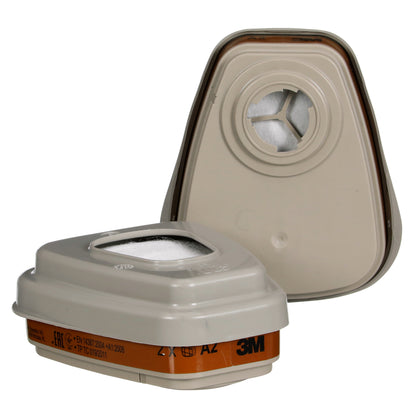 Zwei beigefarbene 3M™ Filtersätze 6003-1 (A2P3 organische Dämpfe) von 3M Deutschland GmbH - einer hochkant mit kreisrunder Öffnung, der andere flach, um die Deck- und Filterschicht zu zeigen. Die Packung enthält 2x6055, 2x5935, 2x501.