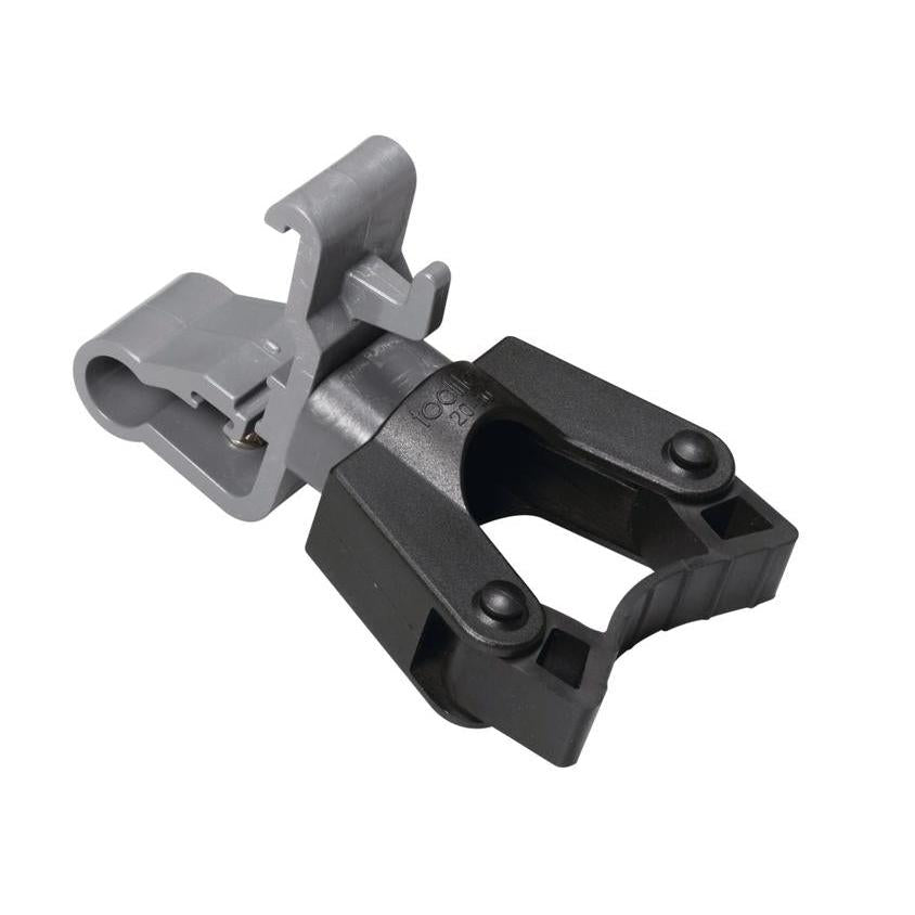 Een close-up van de TASKI steelhouder met klem van Diversey Deutschland GmbH & Co. OHG, compatibel met de doekboxhouders 7517270 of 757371, met grijze opzet en zwarte veerklem op een witte achtergrond.