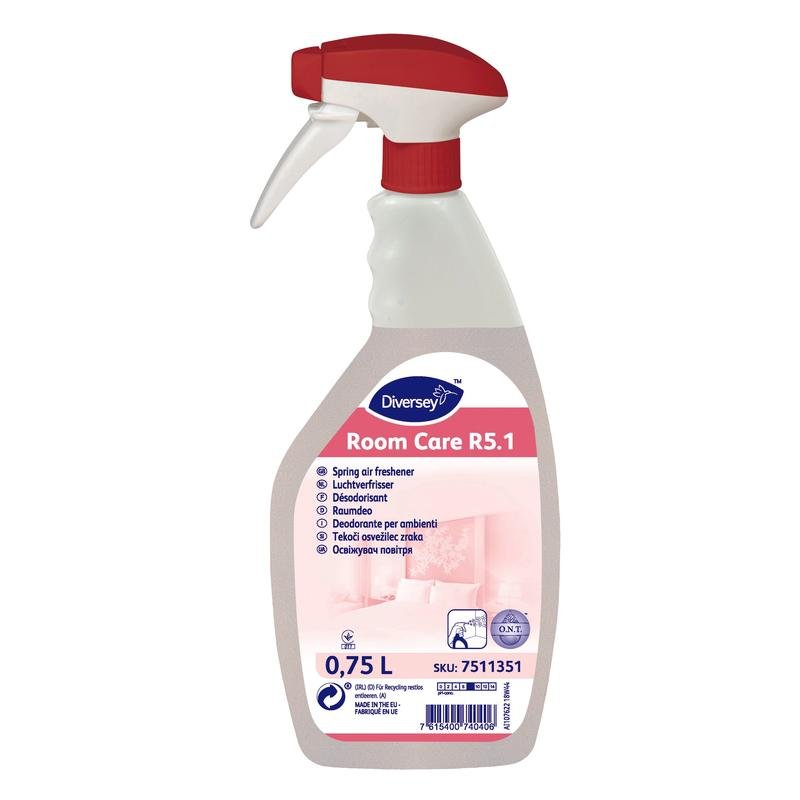 Een 750-ml-fles Room Care R5.1 kamerparfum lentebries van Diversey Deutschland met rood-witte trigger, voorzien van productinformatie en branding.