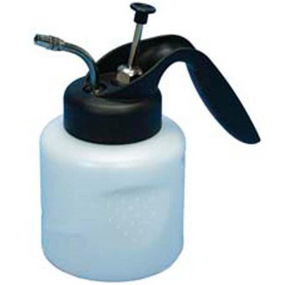 De handsprayer fix 0,5 l van Diversey Deutschland GmbH & Co. OHG is een duurzame en robuuste handsprayer met een zwarte handgreep, pomphefboom en metalen uitloop. De witte fles is oplosmiddelbestendig voor veelzijdig gebruik.