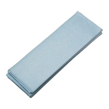 Op een witte achtergrond is een netjes gevouwen TASKI Versa wegwerpdoekje van Diversey Deutschland GmbH & Co. OHG afgebeeld.