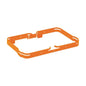 Het oranje, rechthoekige metalen frame met afgeronde hoeken en zijgaten, de TASKI doekbox holster van Diversey Deutschland GmbH & Co. OHG geschikt voor 7- of 12-liter doekboxen (7517242, 7517299), waszakken (7517286/87) of vuilniszakken.