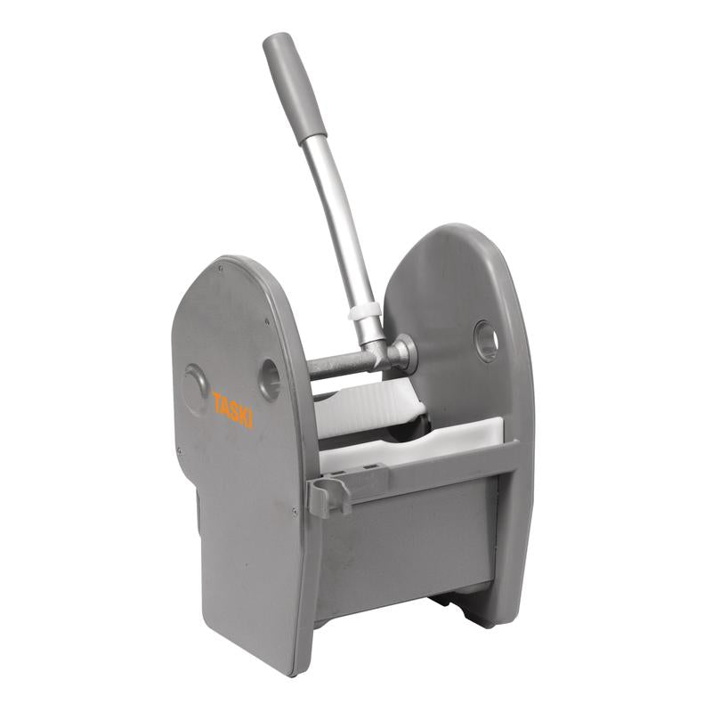 De TASKI pers kunststofpers grijs van Diversey Deutschland GmbH & Co. OHG is een robuuste, stabiele mop-emmerpers met geïntegreerde spatbescherming, geschikt voor TASKI schoonmaakwagens en drukt het water efficiënt uit de mopkoppen. Verpakking bevat 1 stuk.