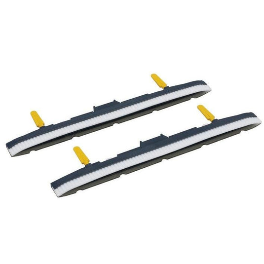 Twee zuigmondbehuizingen met zuiglamel voor de TASKI swingo 150 van Diversey Deutschland GmbH & Co. OHG, elk met witte borstelharen, een donkergrijze behuizing en gele lipjes – ideaal voor uw zuigmondset. Verpakking (1 stuk). Afgebeeld op een witte achtergrond.