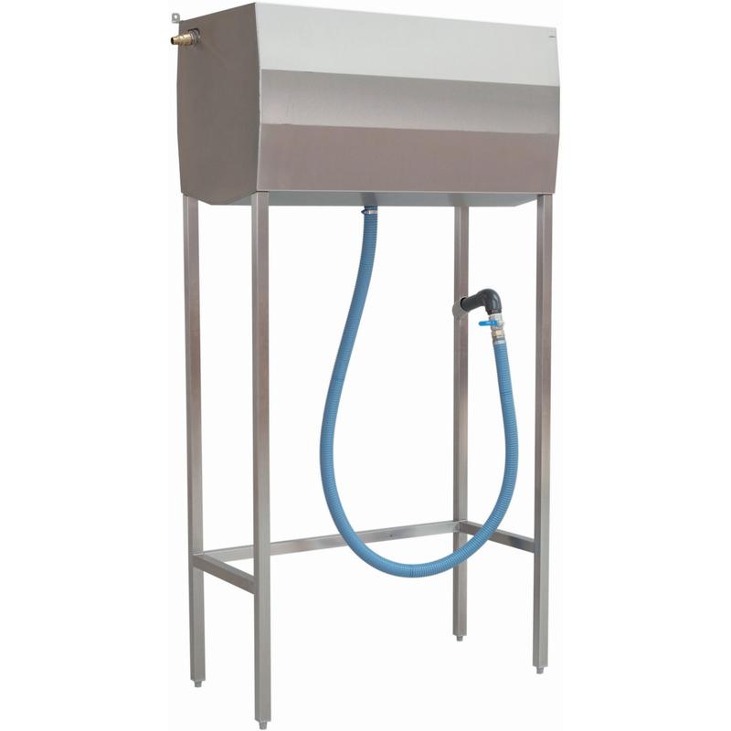 Het Josto Service Station 300 van Diversey Deutschland GmbH & Co. OHG is een 300L roestvrijstalen vulstation voor schrobzuigmachines, ideaal voor commerciële schoonmaakbedrijven, uitgerust met een rechthoekige tank, metalen standaard, blauwe slang en tankpistool.