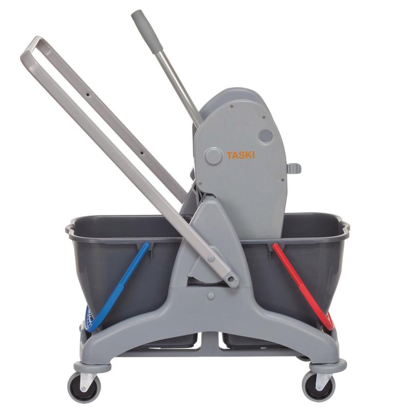 Een grijs TASKI Duo Mop twee-emmersysteem van Diversey, met twee 15L emmers (blauw voor schoon, rood voor vuil water), vier wielen, handgreep en pers - ideaal voor hygiënische reiniging.