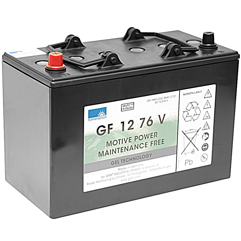 Een zwarte batterijtractieblok 12V/76Ah gelbatterij van Diversey Deutschland GmbH & Co. OHG, onderhoudsvrij met rood/zwarte klemmen en veiligheids-/recyclingsymbolen op wit etiket. Bedrijfsspanning: 12V, capaciteit: 76Ah. Verpakking (1 stuk).