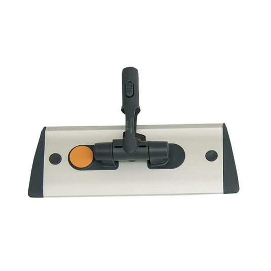 De TASKI Jonmaster UltraPlus-mophouder van aluminium van Diversey Deutschland GmbH & Co. OHG is voorzien van een metallic zilveren, rechthoekige voet, een centrale handgreepbevestiging, een oranje knop en zwarte eindkappen – ideaal voor professionele reiniging.