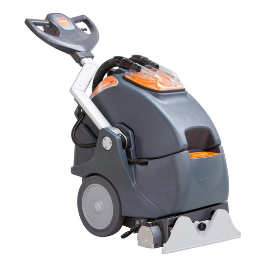 Die TASKI procarpet 45 Sprühextraktions- und Verkapselungsmaschine von Diversey Deutschland GmbH & Co. OHG überzeugt mit grauem/orangenem Design, großen Rädern, Schiebegriff, Schläuchen, Klarsichttankdeckel und breiter Reinigungsdüse vorne.