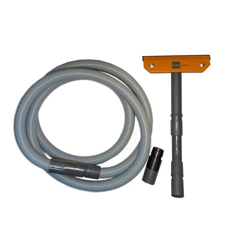 Op een witte achtergrond zijn een grijze flexibele slang, een grijs-oranje vloermondstuk en een adapter uit de handreinigingsset, Seter Ha voor handmatige bediening (Diversey Deutschland GmbH & Co. OHG), afgebeeld.