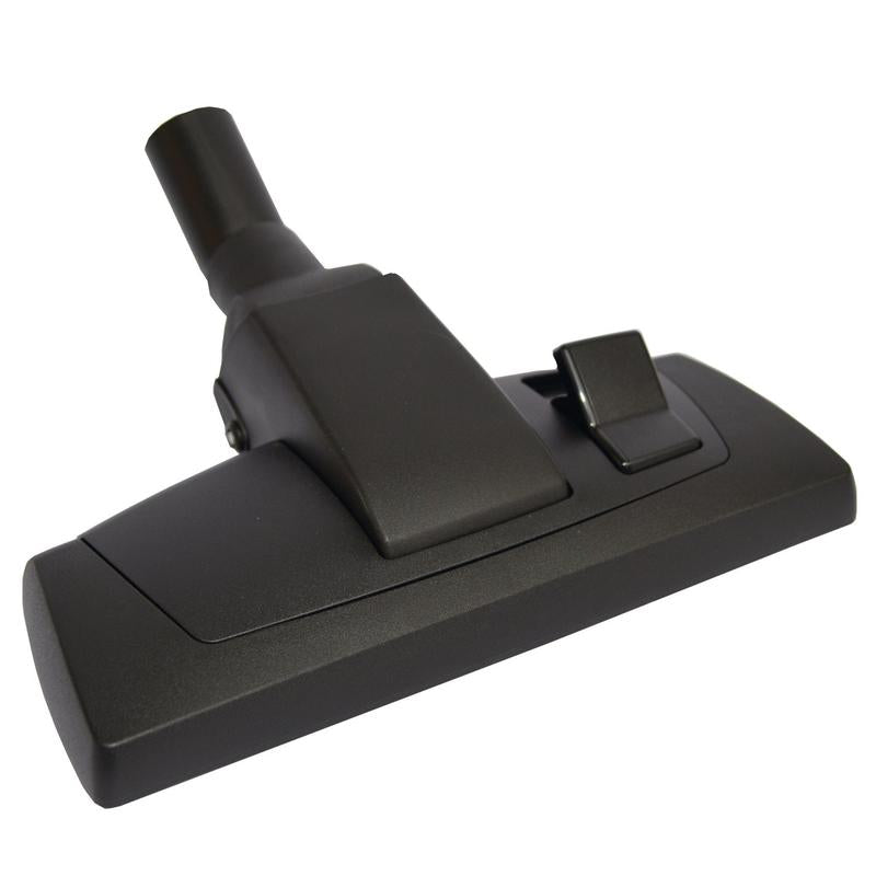 De Premium Universele Stofzuigermond 28 cm (Zwart) van Diversey Deutschland GmbH & Co. OHG is een zwarte vloermond met een rechthoekige basis van 28 cm, voetpedaal en geschikt voor zuigbuizen van 32 mm. Verpakking bevat 1 stuk.