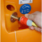Een hand verbindt een slang met een rood en grijs aansluitstuk met een metalen fitting aan een oranje TASKI swingo 2100 ?icro AquaStop van Diversey Deutschland GmbH & Co. OHG. Een blauwe sticker in de buurt toont een maximale temperatuur van 60°C/140°F aan.