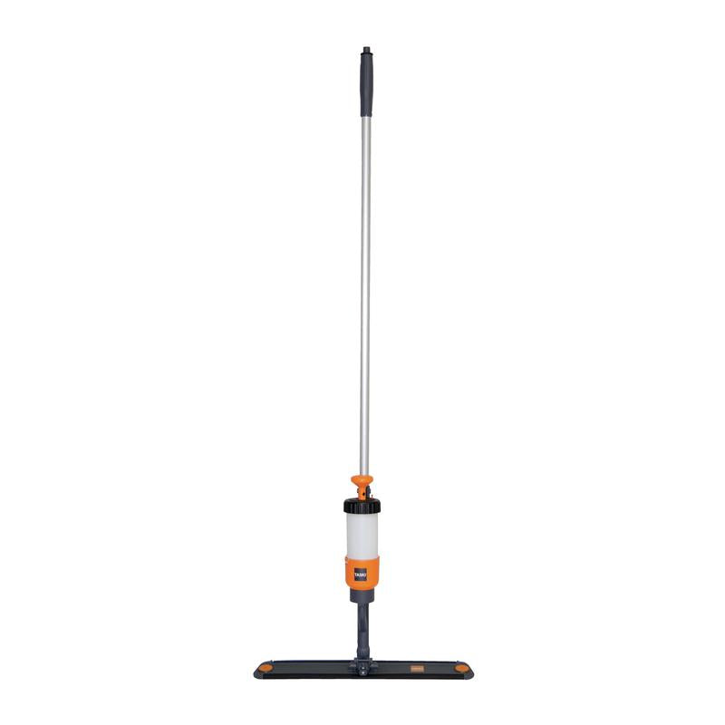 Het TASKI VersaPlus 2.0 Spraymopapparaat (60 cm) van Diversey Deutschland heeft een metalen handgreep, een oranje pompknop, een transparante vloeistoffles in de buurt van de greep, een rechthoekig pad met klittenbandhouder voor eenvoudige bevestiging; verpakking bevat 1 stuk.