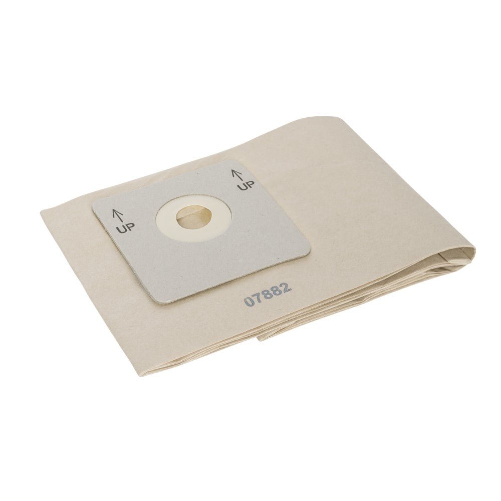 Een gevouwen beige TASKI go papieren zak van Diversey Deutschland GmbH & Co. OHG, voor TASKI go stofzuigers, heeft een kartonnen kraag met ronde opening en "UP"-pijlen; nummer 07882 en milieuvriendelijk bedrukt. Verpakking met 10 dozen.