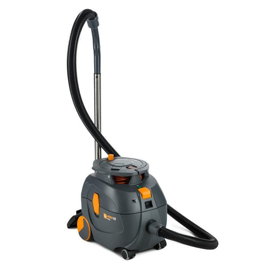 De TASKI AERO 15 PLUS van Diversey Deutschland GmbH & Co. OHG is een compacte, krachtige en stille ketelstofzuiger met toebehoren (1 stuk), ideaal voor geluidsarme reiniging, afgebeeld op een witte achtergrond.