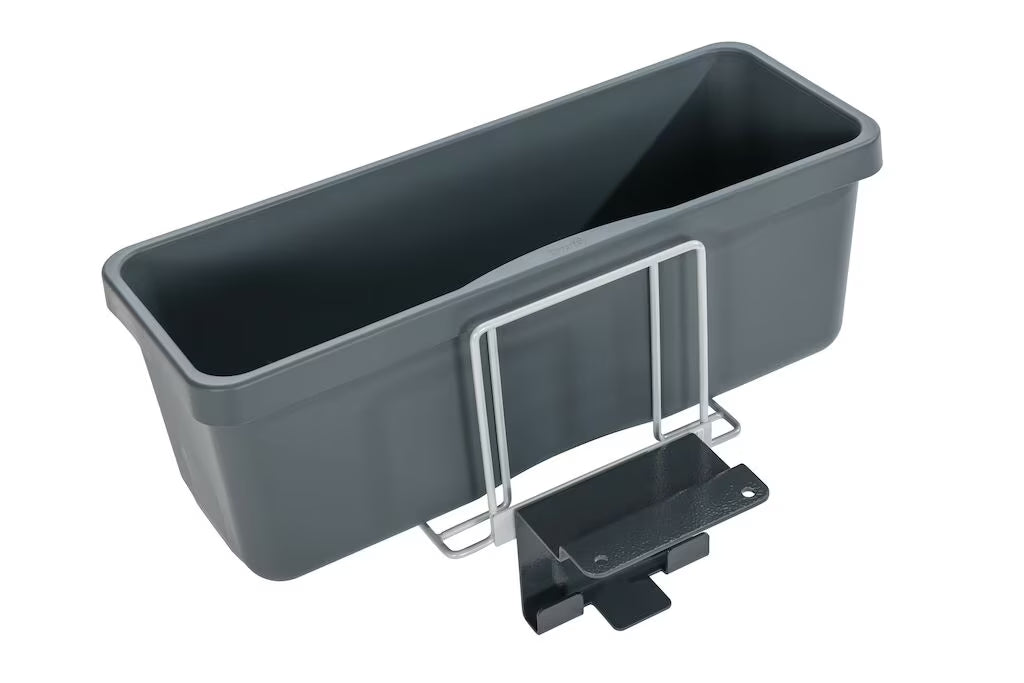 Een donkergrijze rechthoekige kunststof plantenbak met een Moppbox houder AERO 3500 van metaal en een frontbevestigingsklem van Diversey Deutschland GmbH & Co. OHG, geïsoleerd op een witte achtergrond.