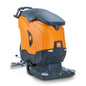 De Diversey TASKI ULTIMAXX 1900 OB50 Performance BMS 40A EBU is een oranje, zwarte zit-schrobzuigmachine met wielen, handgreep, 43-liter tank en 50-cm orbitale dek - ideaal voor commercieel of grootschalig schoonmaken.