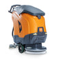 Een oranje-grijze TASKI ULTIMAXX 1900 SD43 Performance schrobzuigmachine van Diversey, met wielaandrijving, 42L tank, 43cm enkele schijf, wielen, handgreep, en "TASKI" sticker op de achterkant. Verpakking: 1 stuk.