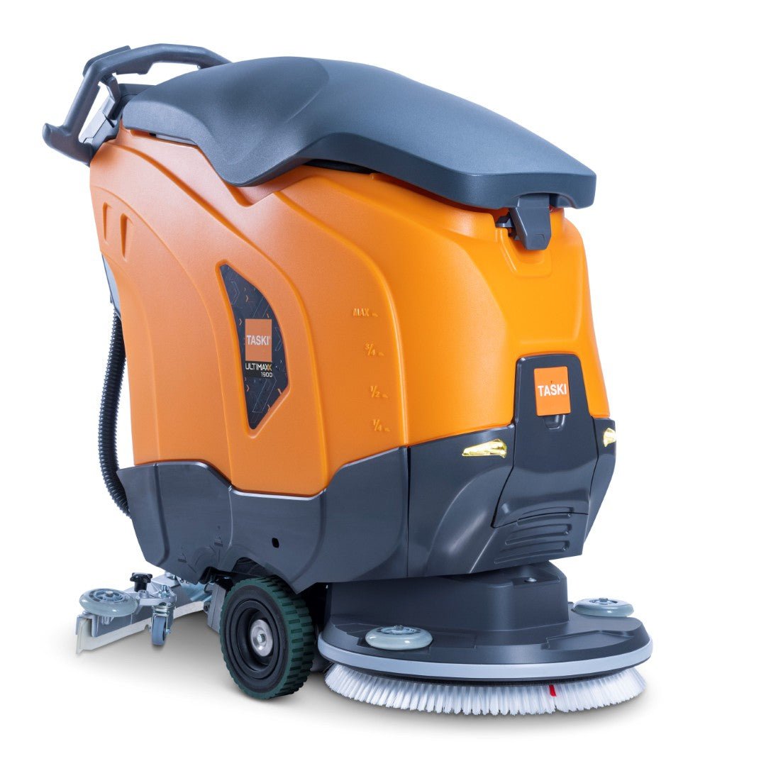De oranje-zwarte TASKI ULTIMAXX 1900 SD50 Performance schrobzuigmachine van Diversey Deutschland GmbH & Co. OHG is uitgerust met een wielaandrijving, een 42-liter tank en een 50-cm enkele schijf; de branding is duidelijk zichtbaar op de behuizing aangebracht.