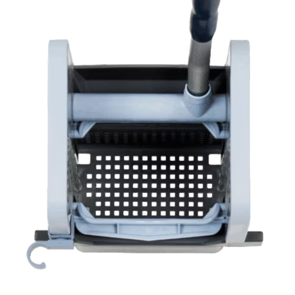 Bovenaanzicht van een grijze dweilemmer van polypropyleen, uitgerust met een wringopzetstuk en een zwart geperforeerd platform. De Vileda GmbH Professional Verticale Pers met de afmetingen 23x23x32 cm heeft een uitschuifbare handgreep en een kleine haak aan de zijkant van de emmer.