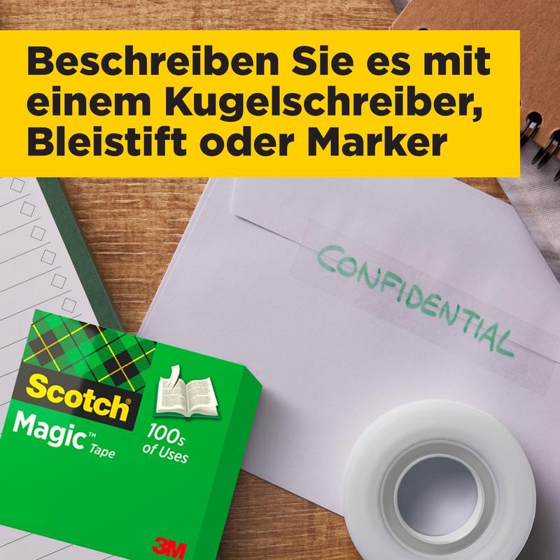 Een Scotch® Magic™ Onzichtbare Plakband Voordeelpak (24 rollen, 19 mm x 33 m) van 3M Deutschland GmbH, een checklist en een "CONFIDENTIAL"-envelop liggen op hout, erboven een gele banner met Duitse tekst over pennen en markeerstiften.