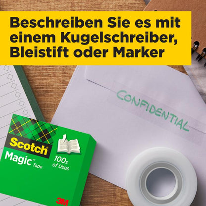 Een Scotch® Magic™ Onzichtbare Plakband Voordeelpak (24 rollen, 19 mm x 33 m) van 3M Deutschland GmbH, een checklist en een "CONFIDENTIAL"-envelop liggen op hout, erboven een gele banner met Duitse tekst over pennen en markeerstiften.