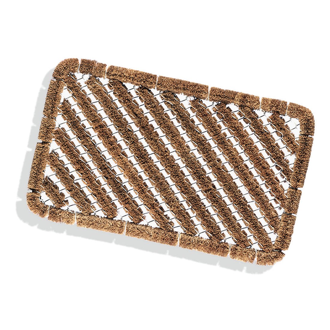 De Nölle Profi Brush kokos-draadroostermat (59x39 cm) van Nölle Profi Brush borstels- & penseeltechniek e.K. heeft schuine borstels en een dikke kokosrand - ideaal voor tuin- en doe-het-zelfprojecten; afgebeeld op een witte achtergrond.