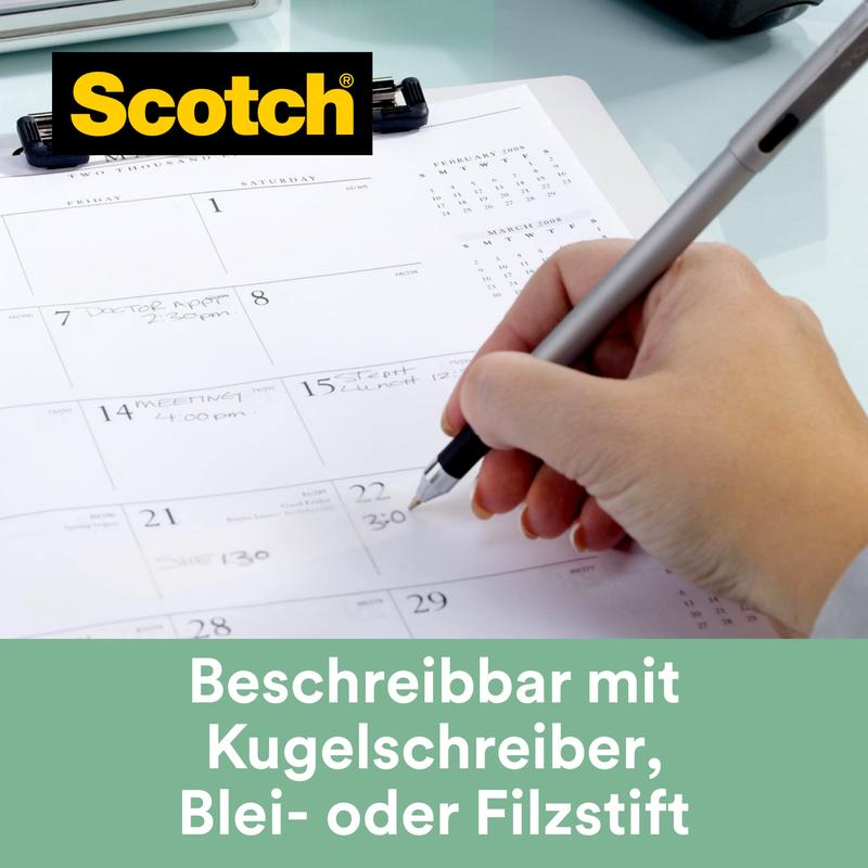 Een hand schrijft met een pen op een tafelkalender, op de achtergrond een klembord. Tekst: "Scotch® Magic™ plakband van 3M, 66% plantaardige lijm, 19 mm x 20 m, beschrijfbaar met pen. Inclusief dispenser van gerecycled materiaal.