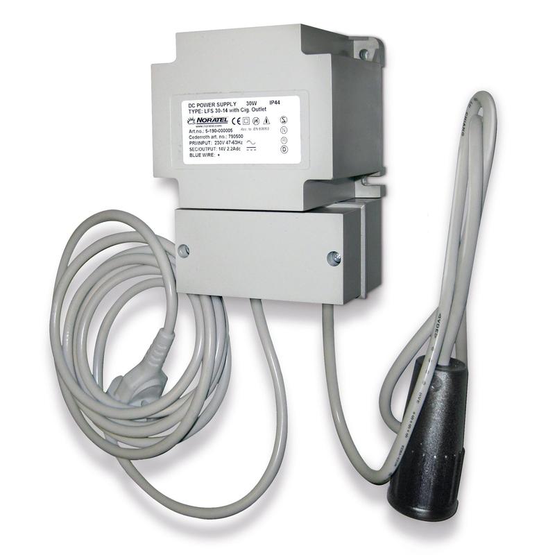 De Orkla Wound Care AB Trafo 14,0 V DC voor verwarmingskast (REF 790400) is een wandgemonteerde voeding met vaste kabels, zwarte cilindrische stekker en een typeplaatje op de rechthoekige grijze behuizing. Wordt geleverd in een verpakking (karton).