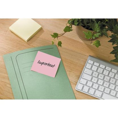 Een groene ordner met een roze "belangrijke" notitie staat op een houten bureau naast Post-it® Recycling Z-Notes (76x76 mm, 100 vel, 100% PEFC) van 3M Deutschland GmbH, evenals een toetsenbord en een potplant.