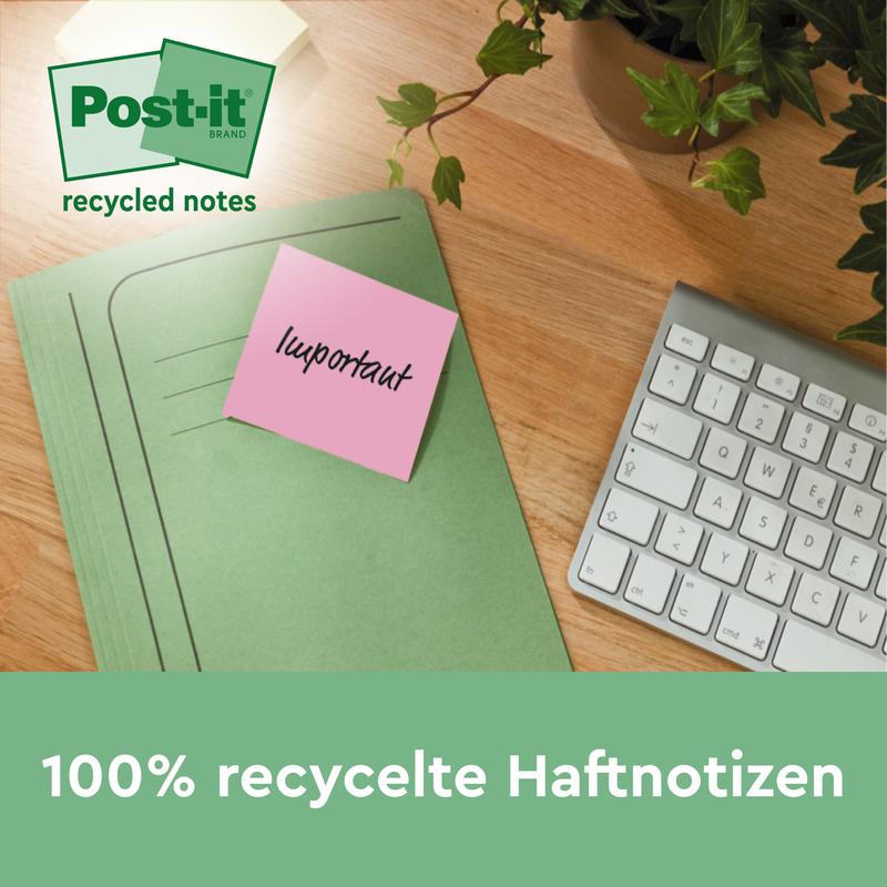 Een roze Post-it® Recycling Z-Note (76 x 76 mm, 100 vel/Blok, 100% PEFC) van 3M Deutschland GmbH met de tekst "Belangrijk" ligt op een groene ordner naast een toetsenbord en een plant. Tekst: "100% gerecyclede plaknotities" & "Post-it gerecyclede notities."